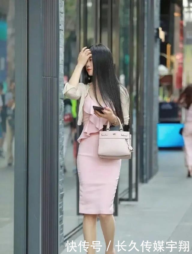 有一种冬日清凉源自裙装,不同的款式,让你秀出不一样的时尚美