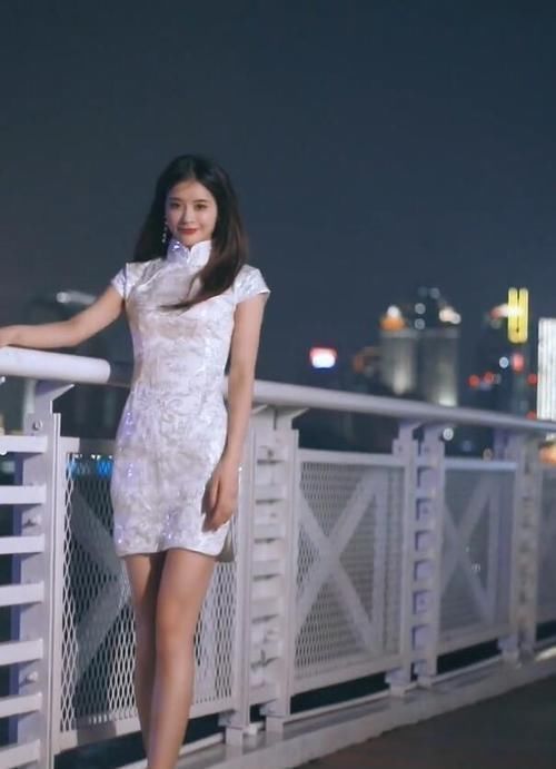 夜景中的“旗袍女神”超上镜,传递东方女性的知性韵味