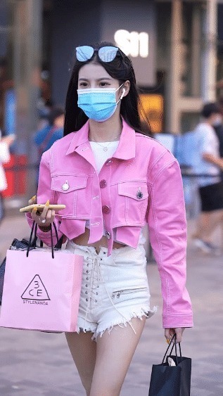 短裤|街拍:粉色短西装搭配白色短裤,穿出十足少女范,这身材堪称绝美