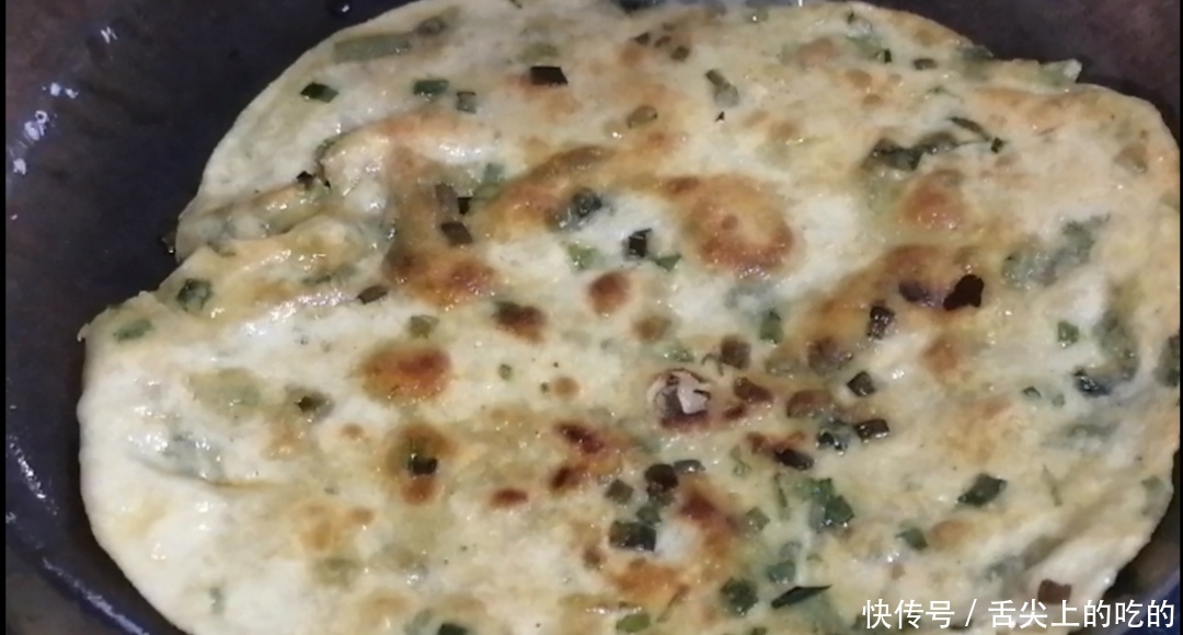 简单|简单又好吃的葱油饼,只需少许的葱花,就能享受齿颊留香的美味