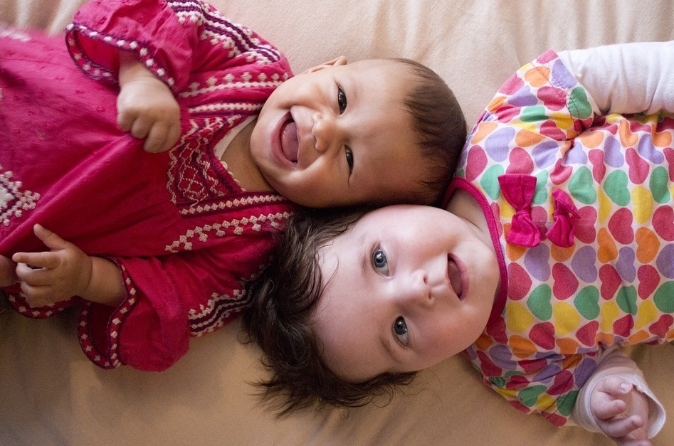 娘仨|夫妻离婚,双胞胎女儿一人得一个,半年后再见面,宝妈表情凝固