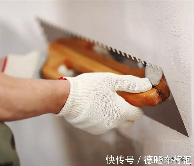 家装|刮腻子的工人说腻子里面要加胶水,真的是这样吗?有何猫腻?