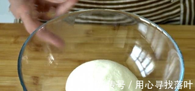 面粉|教你家常油饼简单做法，掌握窍门，咸香柔软又多层！