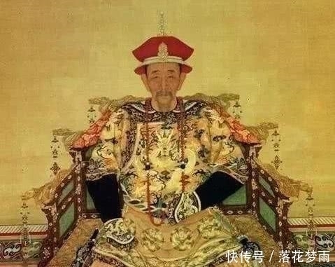 遮住|康熙拜孔子墓不愿下跪,大臣用手遮住墓碑上的一字,康熙立刻跪下