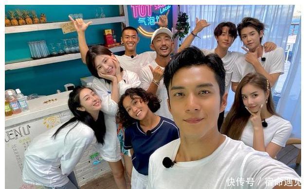 黄轩当店长的综艺，节目形式像《中餐厅》，首期嘉宾王一博变话痨