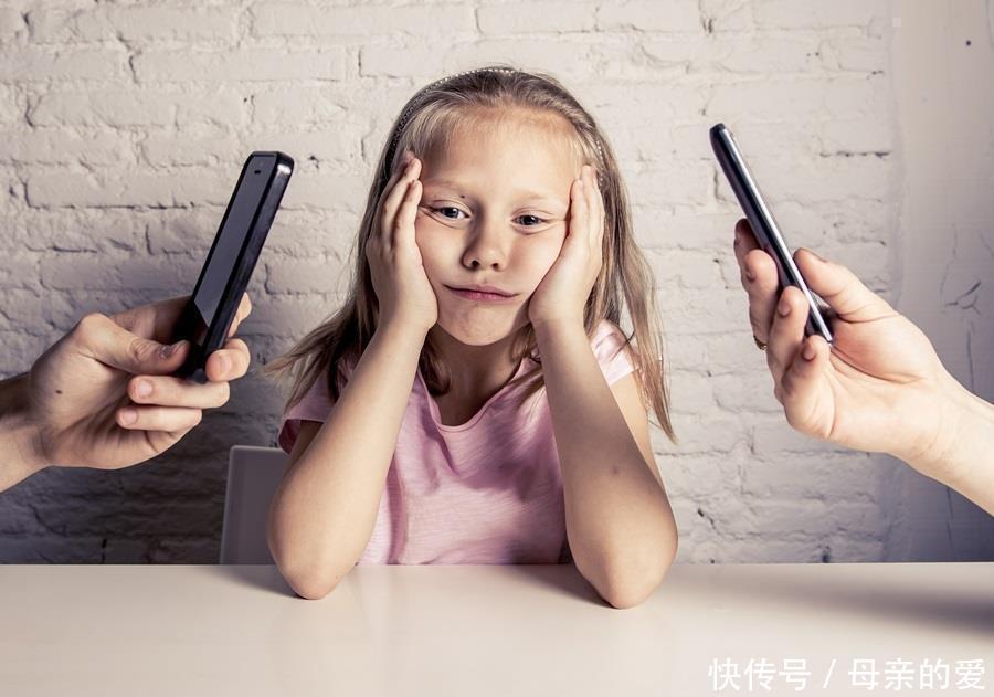 不安全感|怪孩子手机上瘾当孩子看你玩手机时,心里其实是这样想的