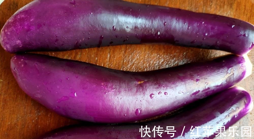 小米椒|蒸茄子，直接蒸不好吃！多做1个步骤，茄子不发黑，更鲜嫩更入味