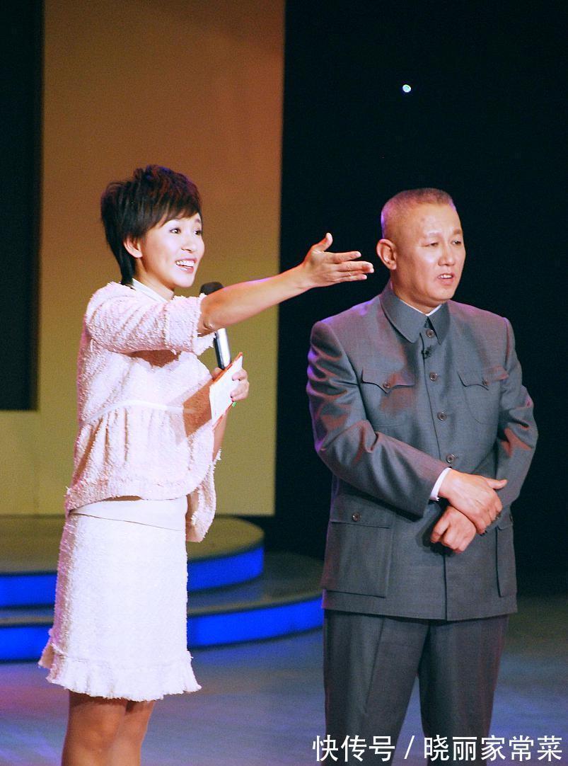 白色|女主持人中真服欧阳夏丹的洒脱,短发干练裙装优雅,很有优越感