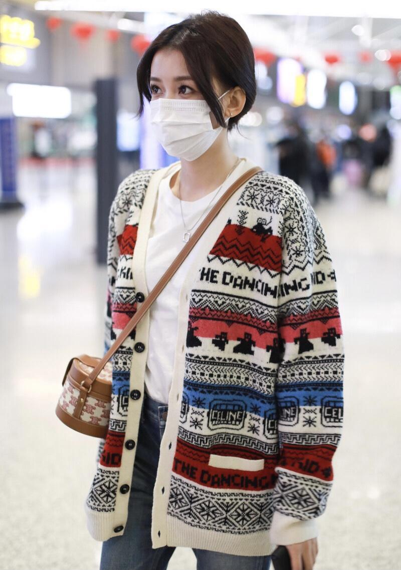 孙怡美得让人心动,开衫搭配牛仔裤走机场高挑纤瘦,显得年轻貌美