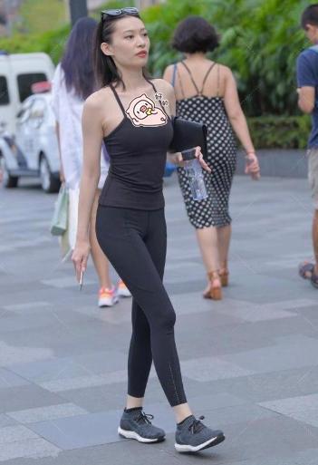 黑色系|街拍:黑色系穿搭,简约时尚,清爽干练