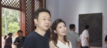 央视主持人|央视主持人刚强，娶2婚北京卫视一姐春妮，春妮41岁为他产子