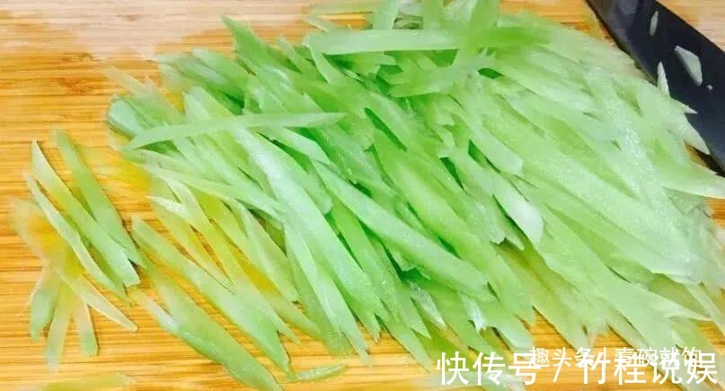 莴笋叶|凉拌“莴笋丝”到底用不用焯水，很多人做错了，难怪口感不清脆！
