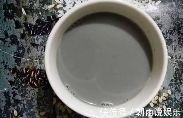 黑豆别煮粥！教你懒人做法，每天喝一杯，肚腩消失，皮肤红润