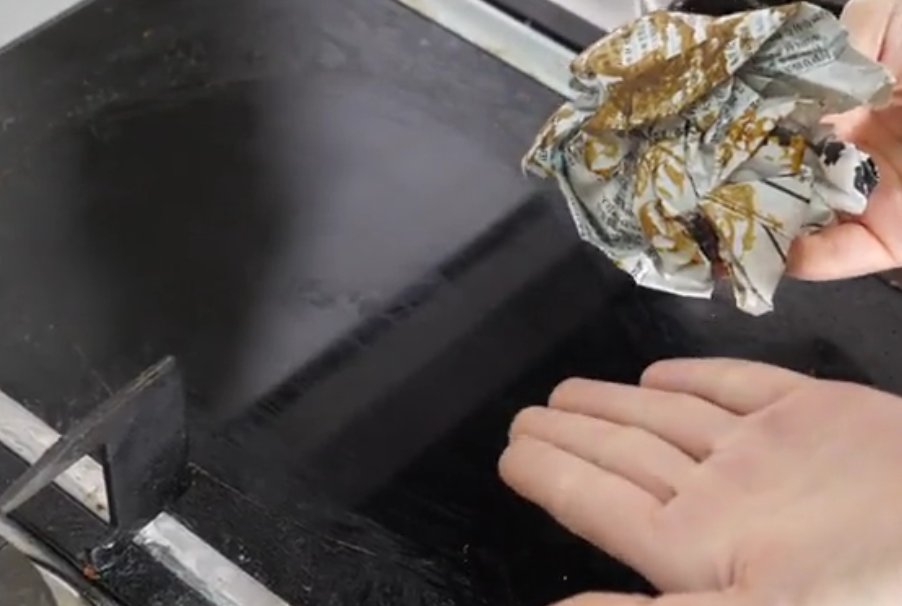 吸附性|旧报纸别着急扔，分享6个报纸小妙用，每个你都用的到
