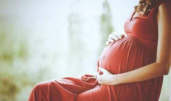 脐带绕颈|最容易引起胎儿“脐带绕颈”的,是这4件事,孕妈最好一件都别做