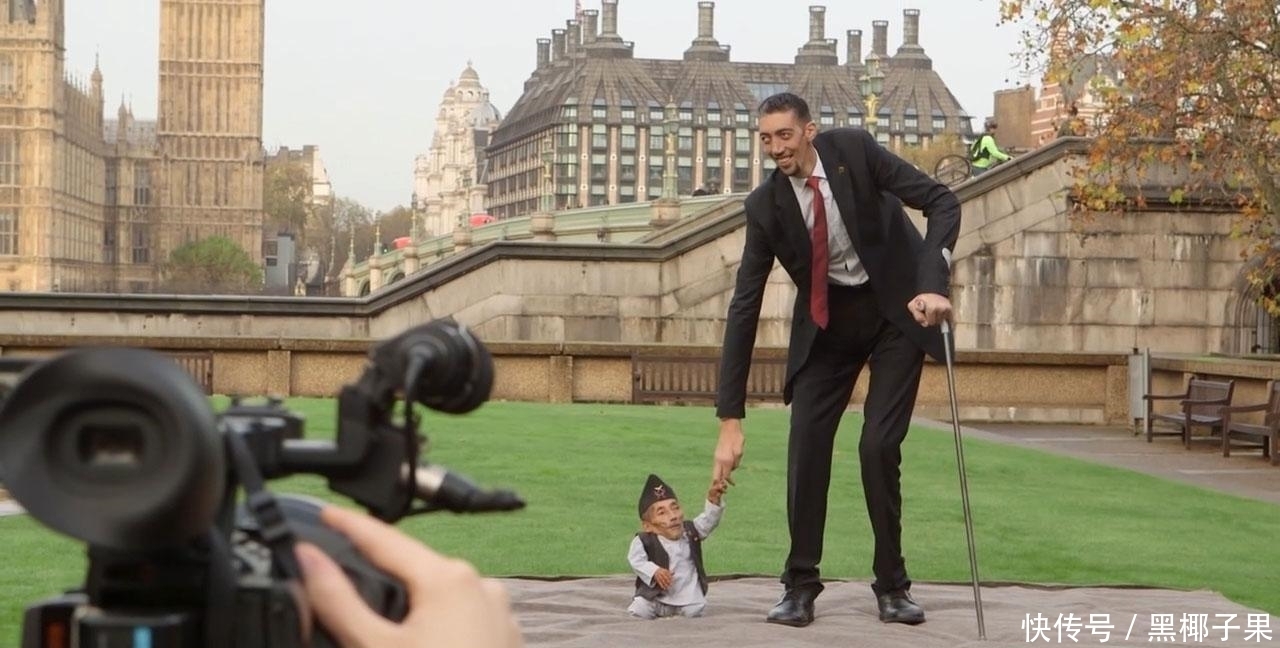 世界上最矮的人，身高堪比婴儿，和世界最高之人站在一起会怎样？