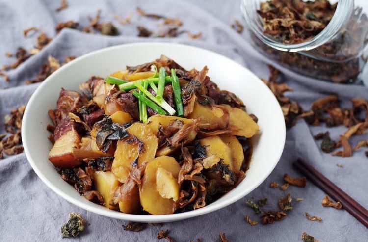 将这些蔬菜晒成干,比新鲜的时候还好吃,容易保存,炖肉吃真香