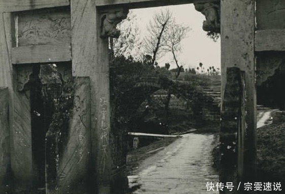 上立|晚清老照片:道路上立了一排贞节牌坊,都是妇女的血泪