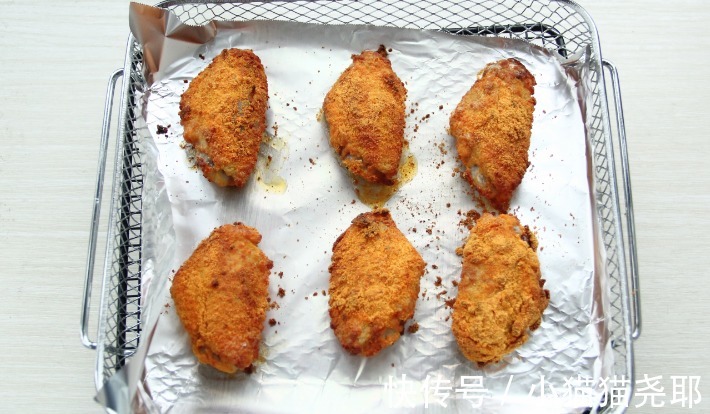 调味料|用咸蛋黄烤鸡翅，香咸美味，做法不难，好吃到舔手指