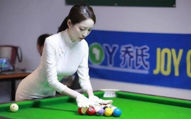 曲线 28岁美女台球裁判,穿传统旗袍秀出身材曲线,真是让人羡慕