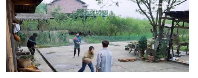 向往的生活|《向往的生活5》何炅等人抓泥鰍，張藝興害怕，想出妙招應對