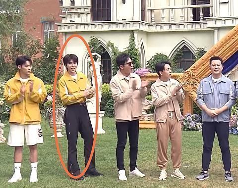 蔡徐坤|奔跑吧baby盛装亮相时，谁注意到蔡徐坤的反应素质不是装的