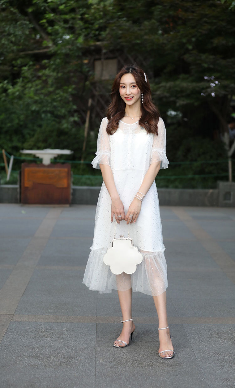 洋气|美女身穿白色连衣裙，不同颜色的印花图案，显得非常洋气