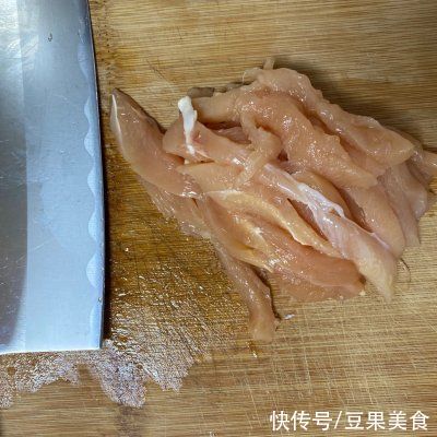 鸡胸肉可以这样做！糖醋鸡柳美得很