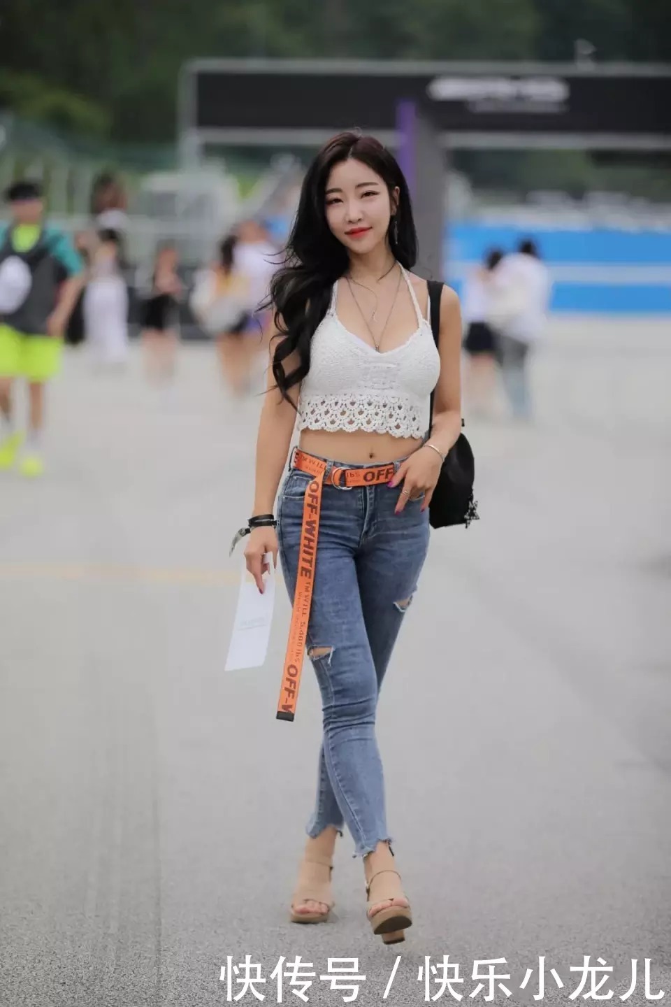 街头的时尚，白皙肌肤搭配高跟鞋，秀出性感苗条身材