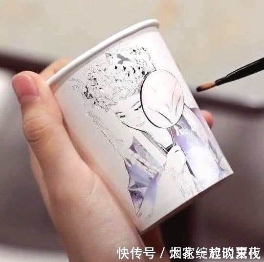 纸杯&美术生在纸杯上画赵丽颖,本以为没什么特别,倒上水后网友给跪了
