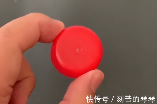塑料瓶盖上穿1根铁丝，解决了困扰大家的难题，做10个都不够用