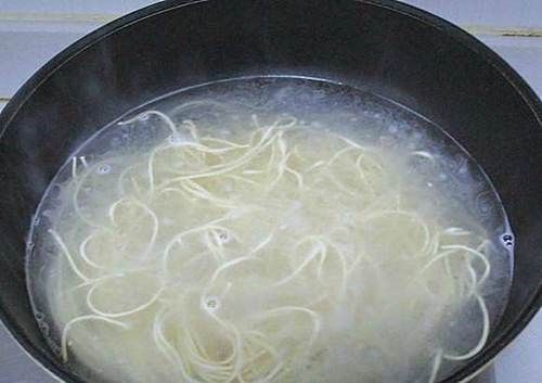 熬夜的人千万别吃泡面,教你做一道肉酱拌面,比炸酱面还好吃