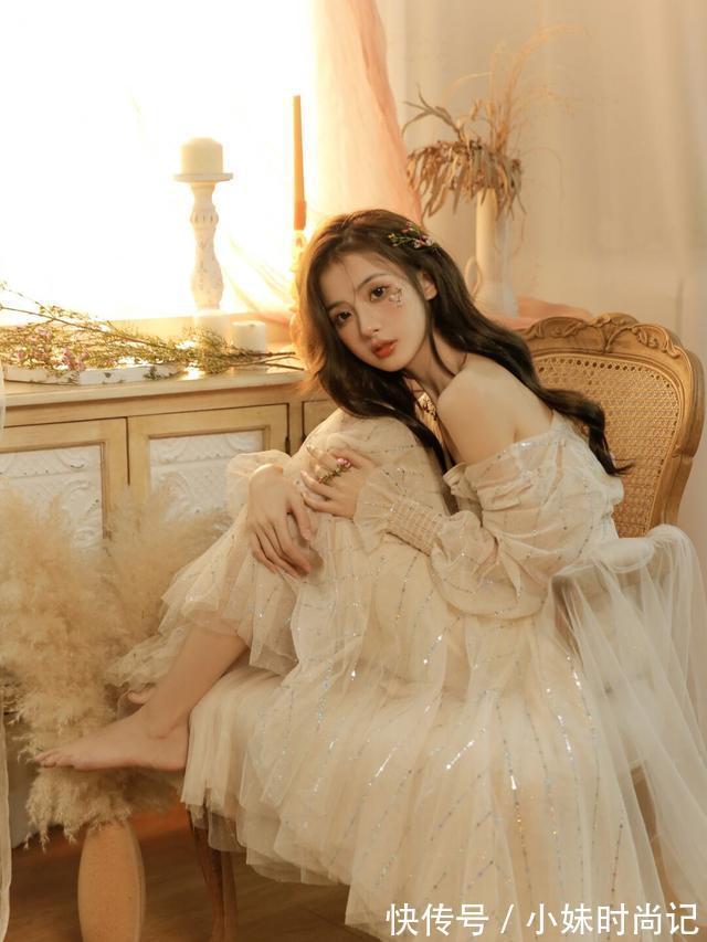 美女|温暖的阳光从窗户洒满整个屋子,让身穿连衣裙的美女更加漂亮