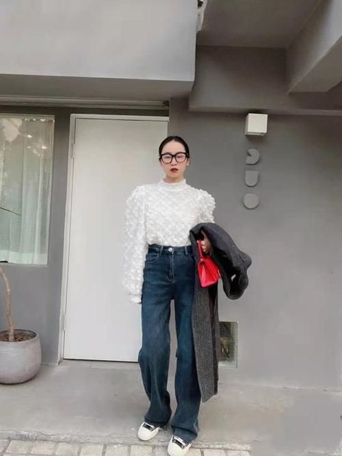 基础衣服想穿出时尚感？试试时髦精都爱的“叠穿”式搭配，不撞衫