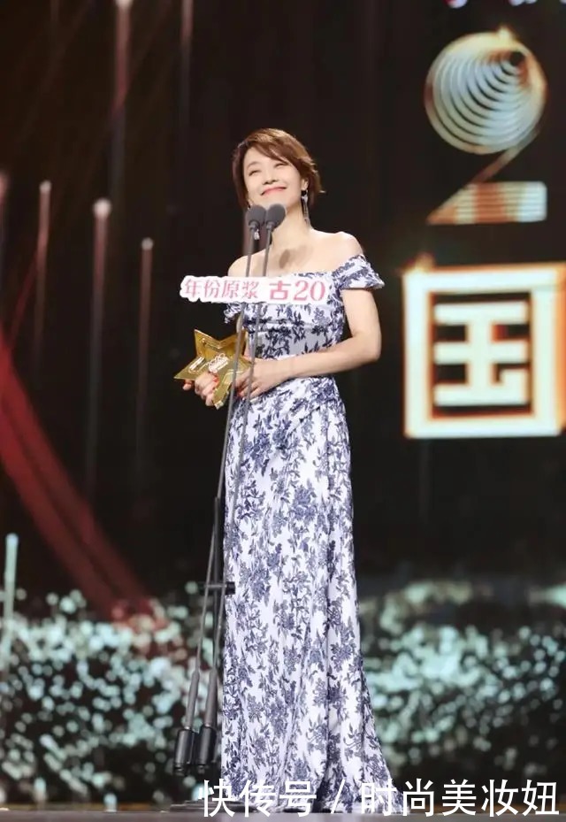 马伊琍|马伊琍穿衣品味真好，穿抹胸衣配喇叭裤比例太完美，气质好高级