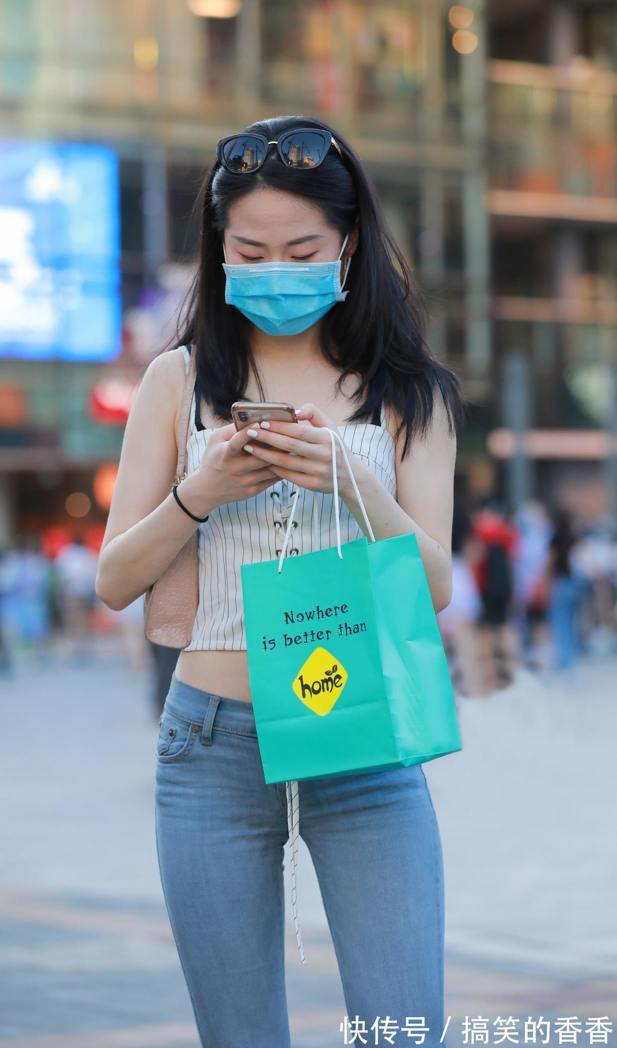 喇叭裤腿 初秋时节穿牛仔裤,搭配吊带上衣和尖头细跟鞋,时髦养眼又显身材