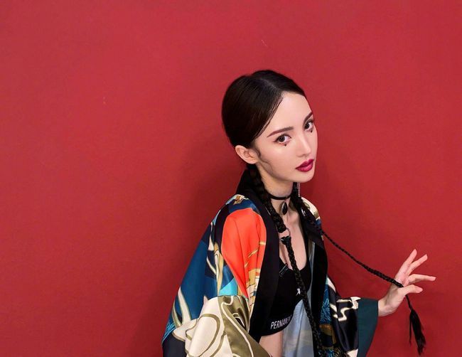 时髦|被她的穿搭给惊艳到了,身穿风衣配A字短裙,霸气又时髦