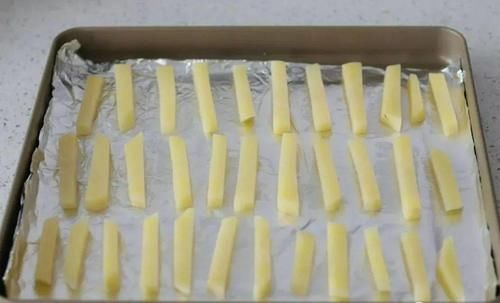 不油炸，热的时候红薯片是软的，简单几步，又酥又脆