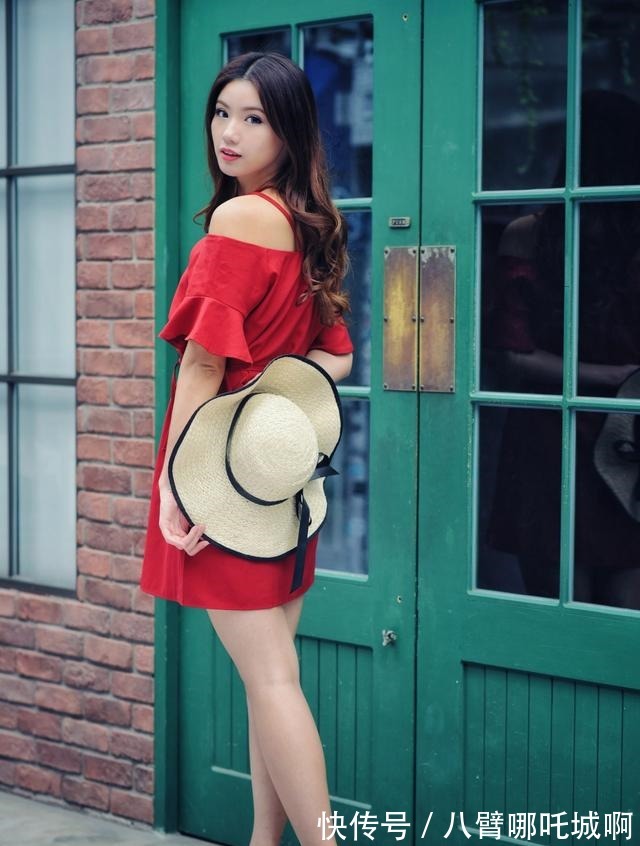 连衣裙 红色的一字肩连衣裙，尽显优雅知性的女人味