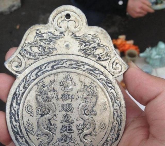  兵马俑|古玩市场那些能把人笑傻的奇葩古董，手持加特林的兵马俑见过吗