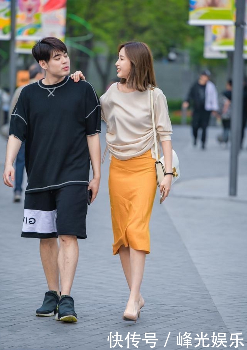 路人街拍,穿灰色的一字肩针织连衣裙,优雅有魅力