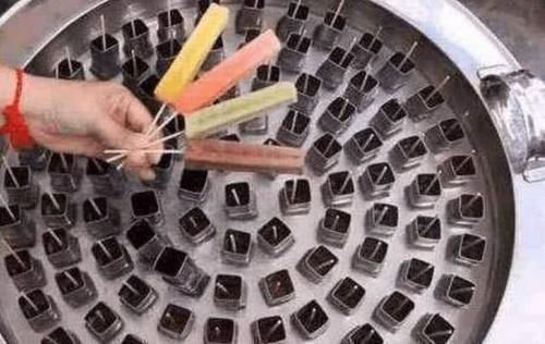 难得一见的“老式冰棍”,1根2块钱,大姐现场制作不用电全靠摇