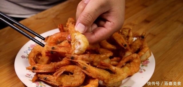 大虾|炸大虾,有人用面粉有人直接炸?都不对!教你正确做法,酥脆解馋