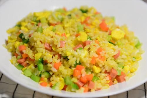 蛋炒饭|做蛋炒饭时，下锅前多做1步，色泽金黄诱人，米饭粒粒分明不粘连