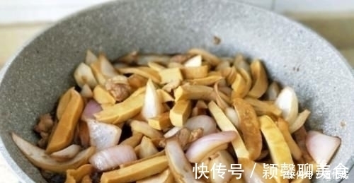 血管|炒洋葱时加“一物”,比肉还好吃,美味下饭,软化血管,早食早受益