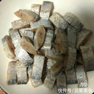 有了这盘年夜饭版蒜蓉豆豉蒸带鱼，米饭都要多煮几碗