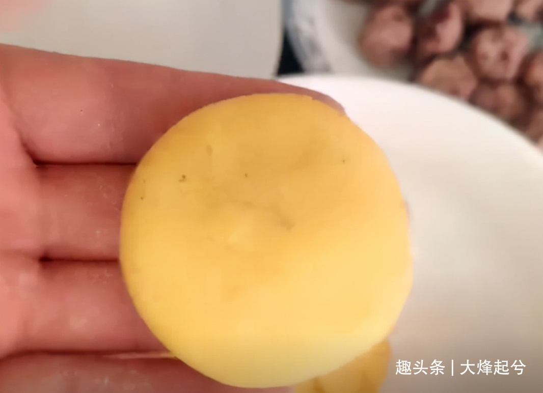 南瓜饼的家常做法,口感软糯香甜,简单易学,早餐给孩子吃