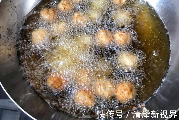 不用面粉的炸丸子,莲藕鸡蛋加点肉,香酥不油腻