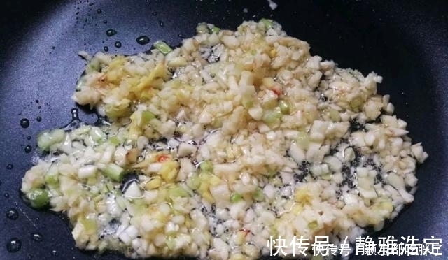 蒜蓉粉丝蒸生蚝,只要跟着步骤一点点做,蒸出来的比饭店还香
