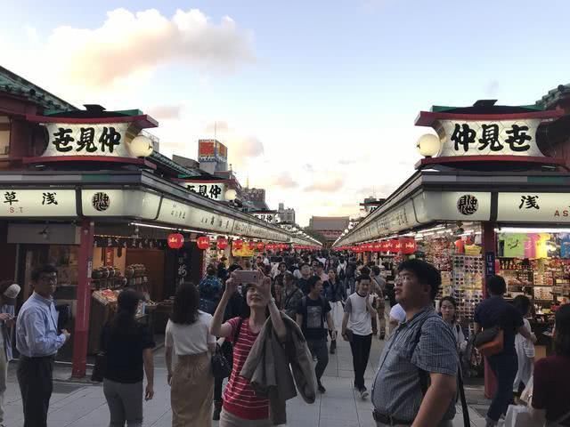 寻城记在东京浅草蹲大排档，饮大啤，挤蜗居，做一回地道日本人